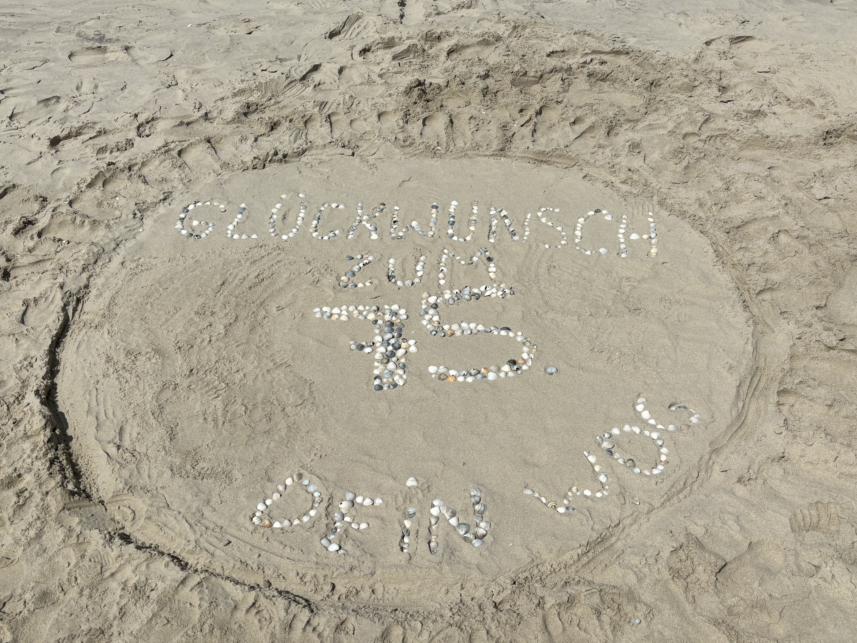 75 Grundgesetze in den Sand